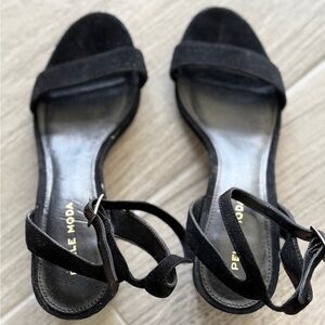 Pelle Moda black velvet ankle strap block heels size 7.5
